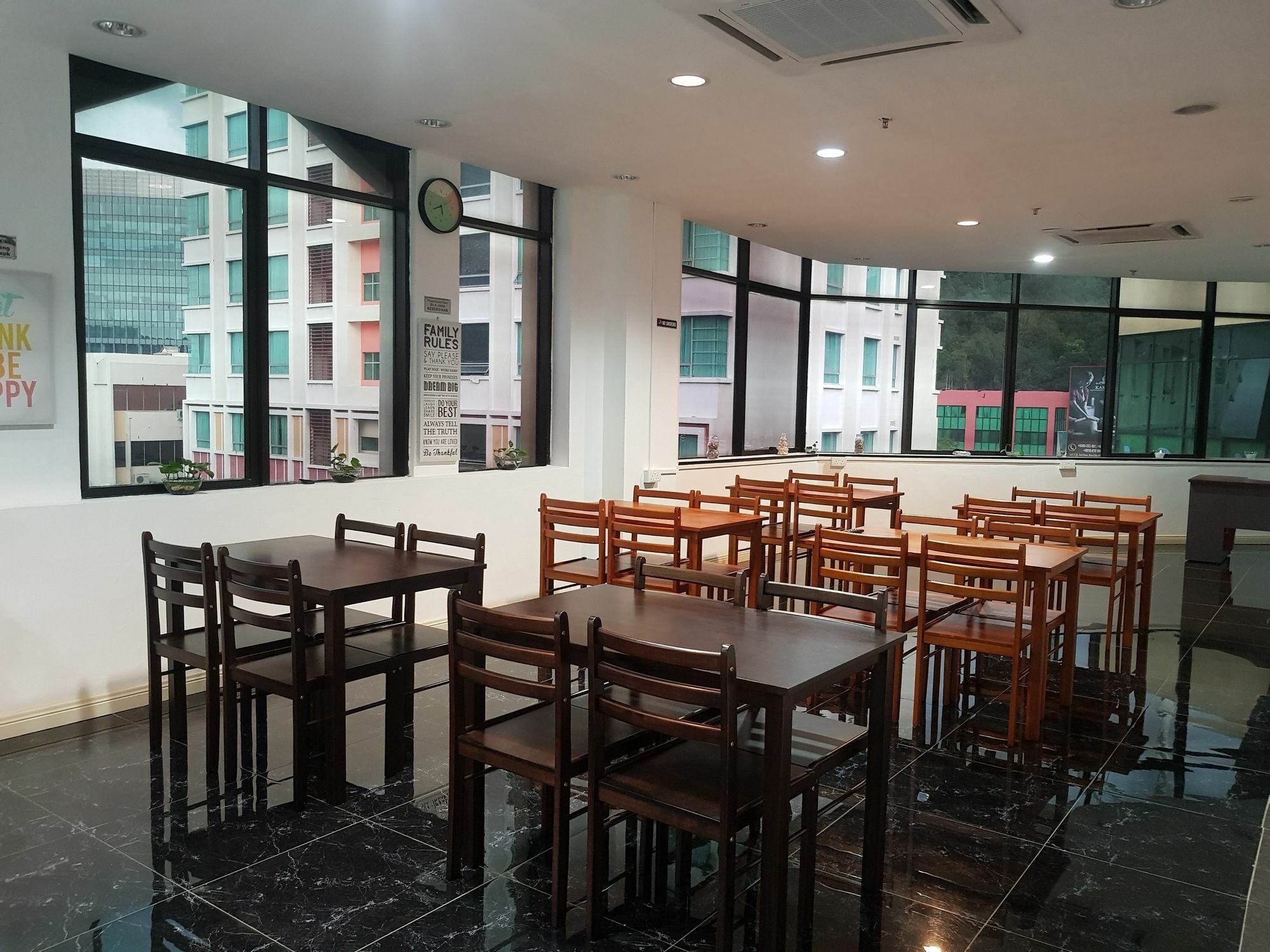 SPOT ON 89726 Capsule Inn Kota Kinabalu Exterior foto